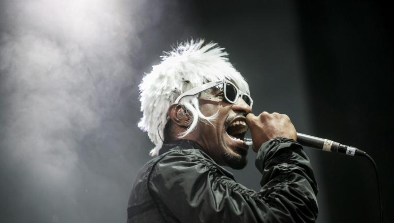 Demnächst in Hameln? André 3000 gibt sich dem Flötenspiel hin. Demnächst in Hameln? André 3000 gibt sich dem Flötenspiel hin.