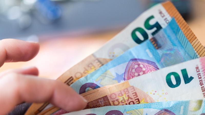 Ehrliche Findern gibt Portemonnaie mit vierstelligem Bargeldbetrag bei der Polizei ab. (Symbolbild)