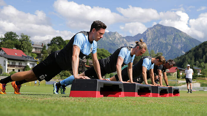 "Durch die Bank fit": Auf die Anweisungen des Athletik-Trainers Matthias Luginger schwören die Löwen. Hier (v. l.) Marcel Bär, Tim Linsbichler und Dennis Dressel im Trainingslager Windischgarsten.