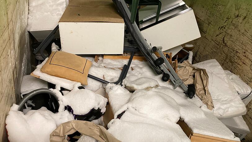 Einige Bewohner haben ihr selbst gekauftes Mobiliar bereits am Wochenende in dem dafür bereit gestellten Container entsorgt. Einige Bewohner haben ihr selbst gekauftes Mobiliar bereits am Wochenende in dem dafür bereit gestellten Container entsorgt.
