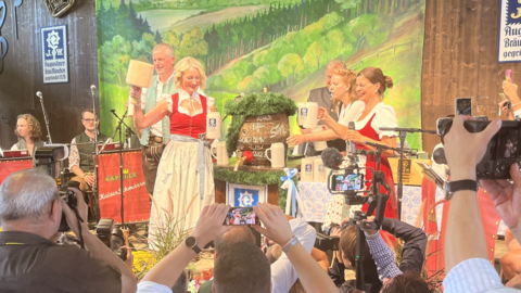 Monika Gruber zapft in der Schützenlisl auf der Wiesn das erste Bier an.
