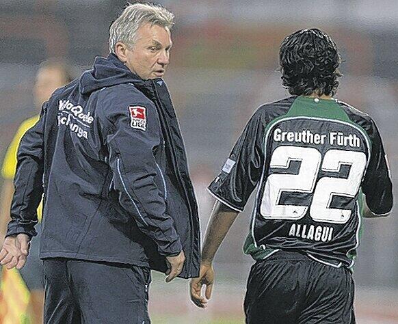 Haben sich wieder etwas zu sagen &ndash; und zwar in aller Freundschaft: Benno Möhlmann und Sami Allagui.