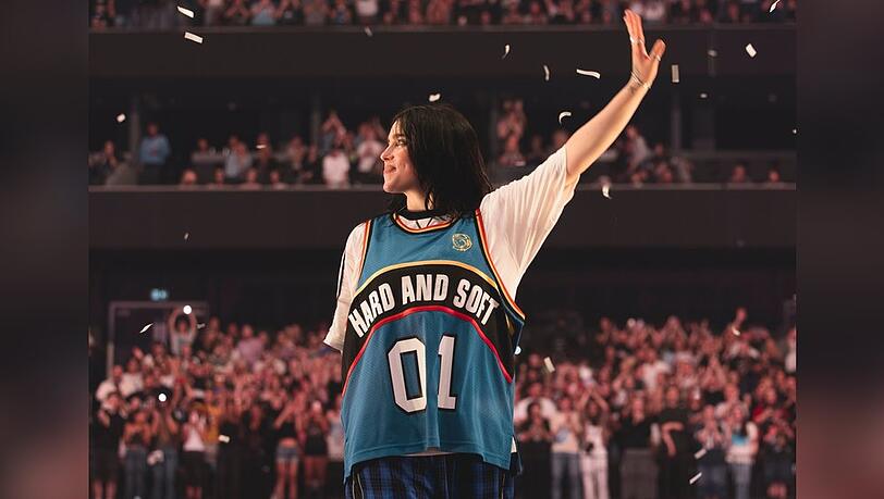 Fulminante B&uuml;hnenpr&auml;senz: Billie Eilish in ihrem Konzertfilm "Hit Me Hard and Soft: The Tour".
