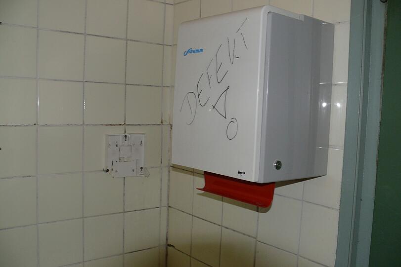 Der leere Handtuch-Kasten ist vollgeschmiert, eine weitere Aparatur einfach abgerissen.