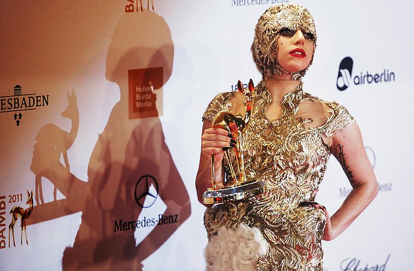 war Pop-Exzentrikerin bei der Bambi-Verleihung recht züchtig unterwegs. In der Kategorie Pop International ausgezeichnet,...
