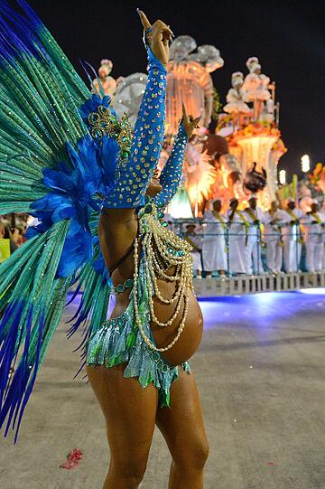 In Rio ging es in der Nacht zum Montag auf dem Straßenkarneval heiß her. Die brasilianischen Schönheiten zeigten zum Karneval-Höhepunkt viel nackte Haut und sexy Kurven.