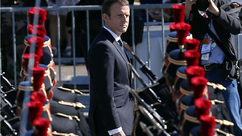 Macron schreitet auf den Champs-Élysées durch die Reihen. Macron schreitet auf den Champs-Élysées durch die Reihen.