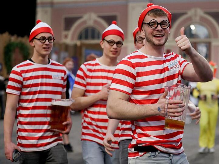 Gehören bei der Darts-WM dazu wie die Pfeile: Viele Fans und reichlich Bier.