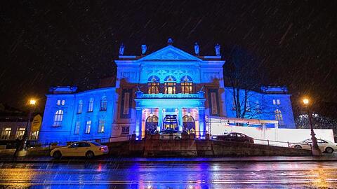 Das Prinzregententheater in München ist blau beleuchtet. Foto: Matthias Balk/Archiv