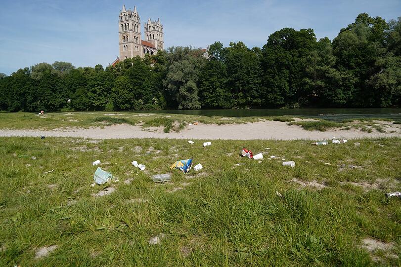 Eine leider derzeit oft zu sehende Münchnerische Kulisse. Die innerstädtische Isar mit Hinterlassenschaften der vergangenen Nacht. Die Bilder...