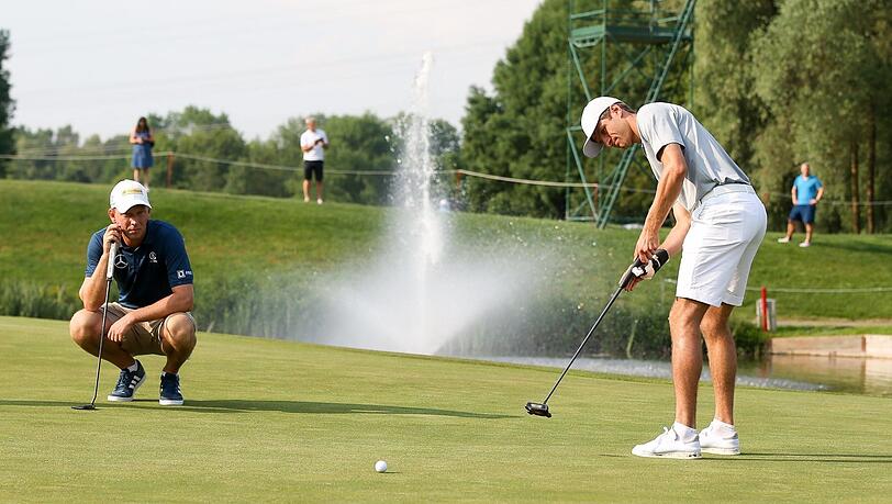 Herausragender Fußballer, leidenschaftlicher Golfer: Bayern-Star Thomas Müller (r.), hier mit Golfprofi Marcel Siem. Bei den Fans der Münchner ist Müller seit Jahren einer der beliebtesten Spieler. Herausragender Fußballer, leidenschaftlicher Golfer: Bayern-Star Thomas Müller (r.), hier mit Golfprofi Marcel Siem. Bei den Fans der Münchner ist Müller seit Jahren einer der beliebtesten Spieler.