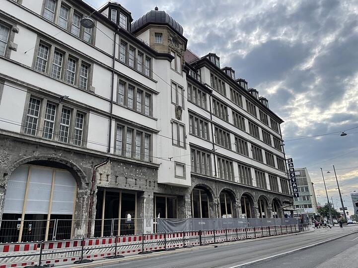 Ganz schön entkernt ist der Karstadt am Hauptbahnhof.