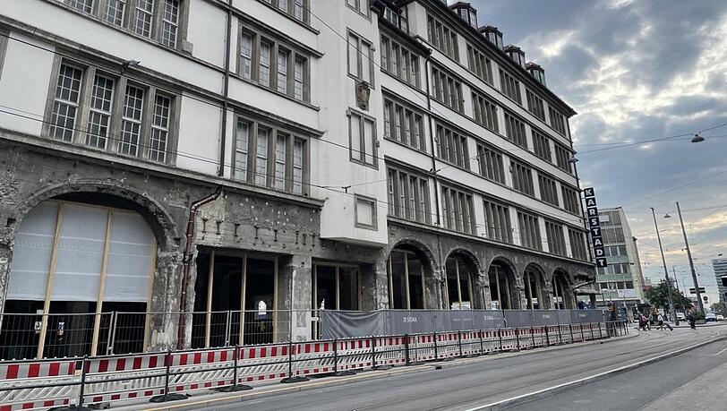 Ganz schön entkernt ist der Karstadt am Hauptbahnhof. Ganz schön entkernt ist der Karstadt am Hauptbahnhof.