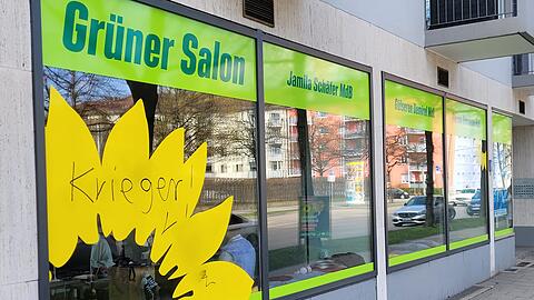 Der "Grüne Salon" in der Implerstraße 66 ist in den letzten Monaten immer wieder beschmiert worden – mit den immer gleichen Worten "Krieger" und "Verräter".