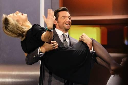 Ursula von der Leyen wird von dem "Sexiest Man Alive" Hugh Jackman auf Händen getragen.