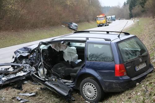 Die Frau starb noch im völlig zerstörten VW Golf Variant.