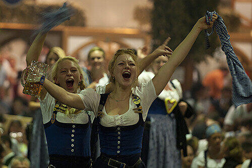 Am Montagabend konnten die Wiesn-Bedienungen selbst einmal richtig feiern und auf den Bänken stehen