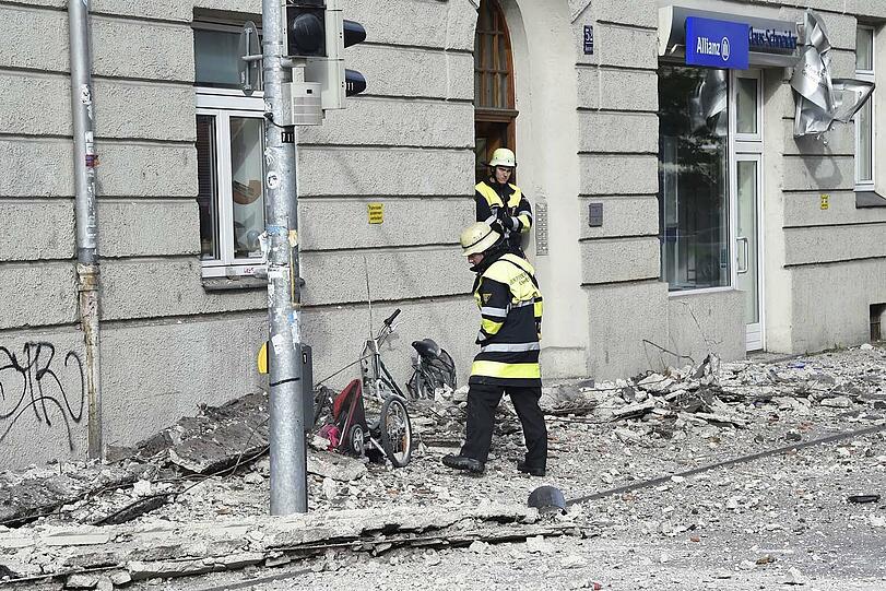 In der Kapuzinerstraße sind Teile eines Hausdachs einfach auf die Straße gefallen.