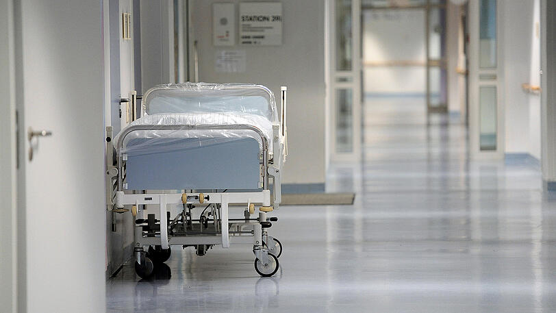 Der Pfleger nutzte die hilflose Situation der Patientin einfach aus. (Symbolbild)