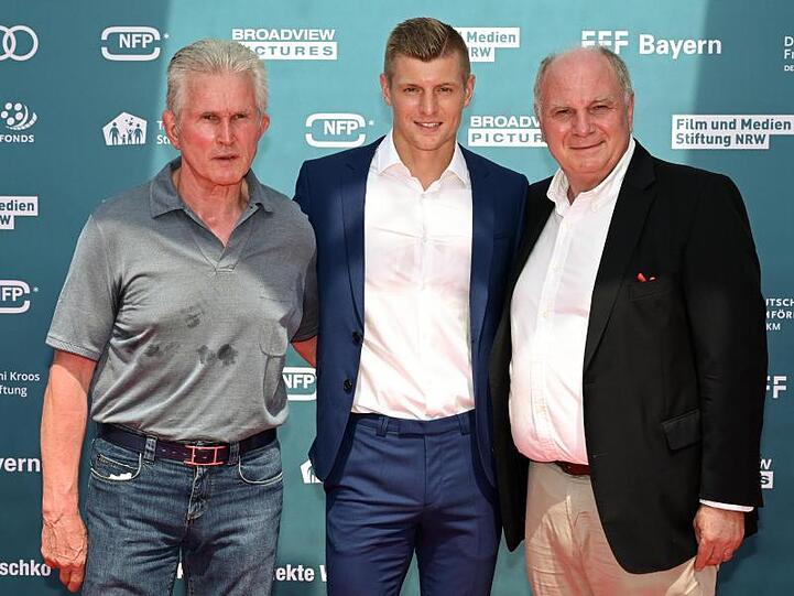 Fußballer Toni Kroos steht mit Trainer Jupp Heynckes (l) und Manager Uli Hoeneß (r) auf dem Roten Teppich. Foto: Henning Kaiser/Archivbild