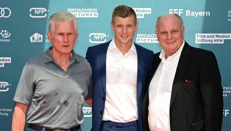 Fußballer Toni Kroos steht mit Trainer Jupp Heynckes (l) und Manager Uli Hoeneß (r) auf dem Roten Teppich. Foto: Henning Kaiser/Archivbild Fußballer Toni Kroos steht mit Trainer Jupp Heynckes (l) und Manager Uli Hoeneß (r) auf dem Roten Teppich. Foto: Henning Kaiser/Archivbild