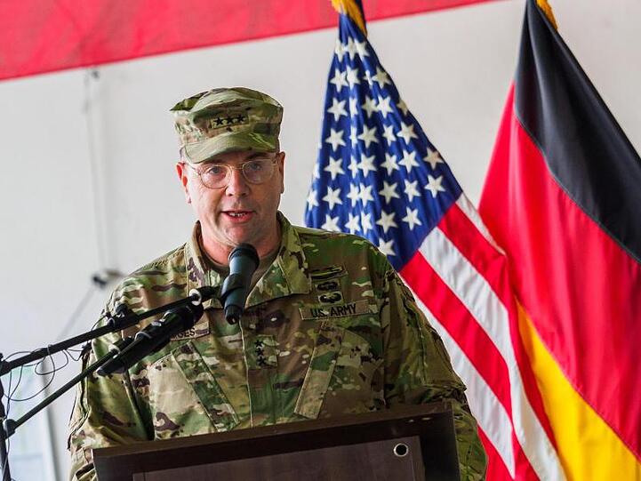 Der frühere Befehlshaber der US-Truppen in Europa, Ben Hodges, spricht in den Storck-Barracks im bayerischen Illesheim.