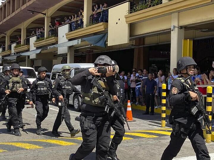 Ein ehemaliger Sicherheitsmann soll in einem Einkaufszentrum im Großraum der philippinischen Hauptstadt Manila Geiseln genommen haben.