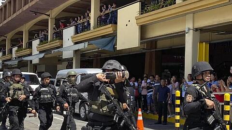 Ein ehemaliger Sicherheitsmann soll in einem Einkaufszentrum im Großraum der philippinischen Hauptstadt Manila Geiseln genommen haben.