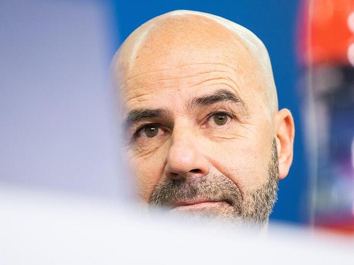 Trainer Peter Bosz braucht mit Bayer Leverkusen gegen Atlético Madrid einen Sieg.
