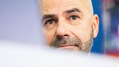 Trainer Peter Bosz braucht mit Bayer Leverkusen gegen Atlético Madrid einen Sieg.