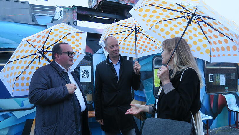 Wirtschaftsreferent Clemens Baumgärtner (l.), Oswald Pehel, Geschäftsführer von Tourismus-Oberbayern-München und Stadtführerin Astrid Neubert im Bahnwärter Thiel. Wirtschaftsreferent Clemens Baumgärtner (l.), Oswald Pehel, Geschäftsführer von Tourismus-Oberbayern-München und Stadtführerin Astrid Neubert im Bahnwärter Thiel.