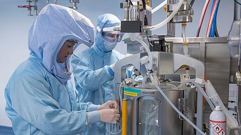 Laborantinnen der Firma Biontech in Marburg simulieren die finalen Arbeitsschritte zur Herstellung des Corona-Impfstoffes an einem Bioreaktor.