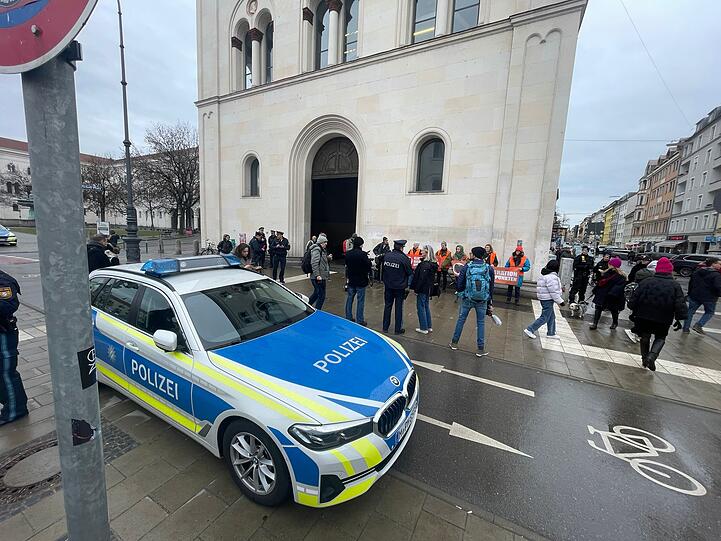 Die Klima-Aktivistinnen stehen vor dem Eingang zur U-Bahn.