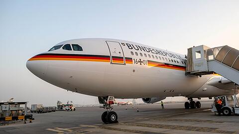 Die Regierungsmaschine, ein Airbus A340-300, steht auf einer Parkposition aus dem Flughafen von Abu Dhabi.