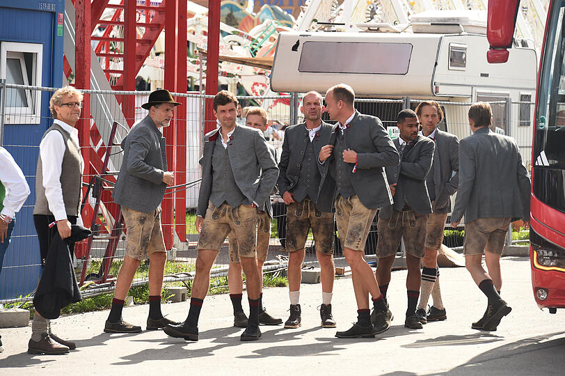 Die Bayern kommen auf der Wiesn an – Trainer Thomas Tuchel (l.) stilsicher mit Hut.