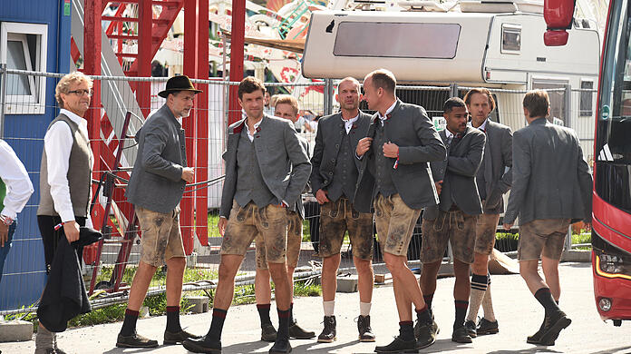 Die Bayern kommen auf der Wiesn an – Trainer Thomas Tuchel (l.) stilsicher mit Hut.