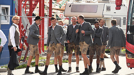 Die Bayern kommen auf der Wiesn an – Trainer Thomas Tuchel (l.) stilsicher mit Hut.