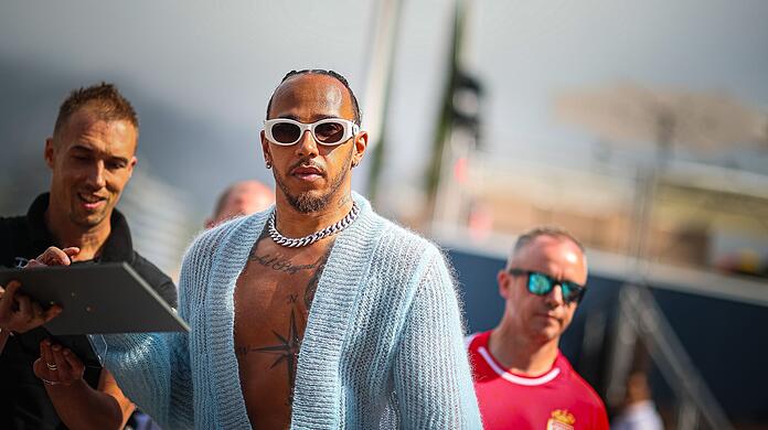 Seit zweieinhalb Jahren hat Lewis Hamilton (M.) kein Formel-1-Rennen mehr gewonnen.