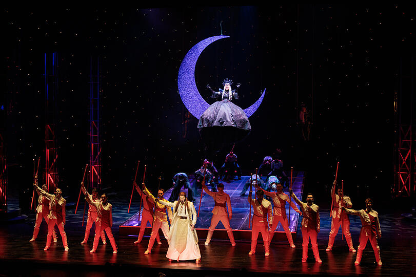 Neben der Musik führen bei Zauberflöte ein opulentes Bühnenbild, farbenprächtige Kostüme und mitreißende Choreographien durch ein zauberhaftes Labyrinth aus Liebe, Verrat und Abenteuer. Neben der Musik führen bei Zauberflöte ein opulentes Bühnenbild, farbenprächtige Kostüme und mitreißende Choreographien durch ein zauberhaftes Labyrinth aus Liebe, Verrat und Abenteuer.