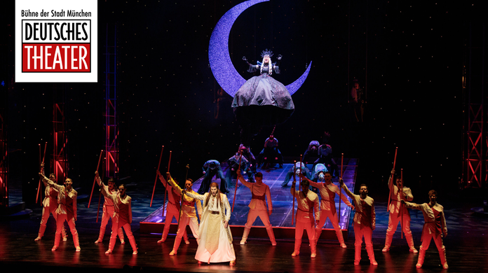 Neben der Musik f&uuml;hren bei Zauberfl&ouml;te ein opulentes B&uuml;hnenbild, farbenpr&auml;chtige Kost&uuml;me und mitrei&szlig;ende Choreographien durch ein zauberhaftes Labyrinth aus Liebe, Verrat und Abenteuer.