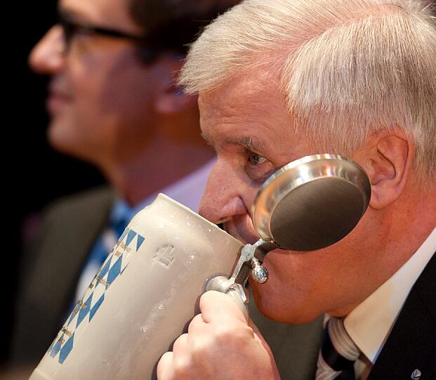 Bier und Politik - eine wundervolle Symbiose, zumindest am Aschermittwoch: Sehen Sie hier die Bilder des deftigen Polit-Klamauks mit OB Ude, Horst Seehofer, Claudia Roth und Co....