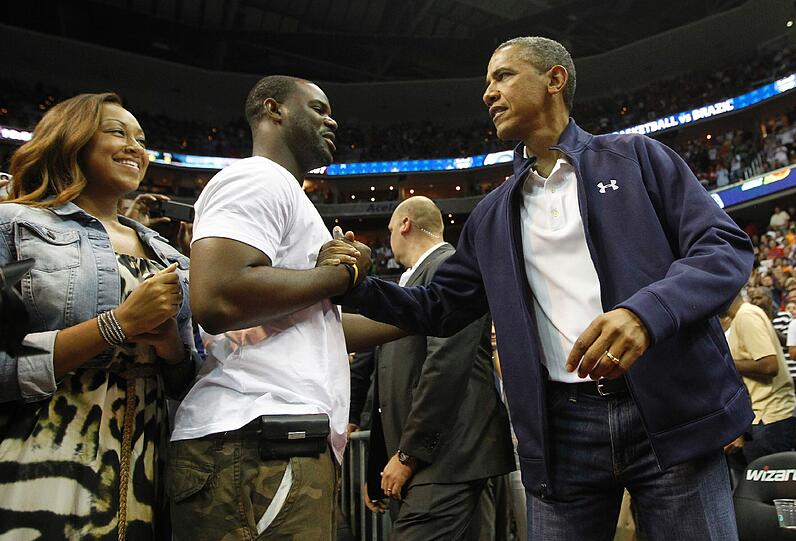 Obama zeigte sich am Montag bei einem Tetsspiel der US-amerikanischen Basketball-Nationalmannschaft gegen Brasilien mit samt Entourage auf der Tribüne...