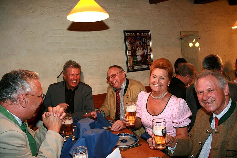 Auf&rsquo;s Museum: Innenminister Joachim Herrmann, Wiesn-Chef Dieter Reiter, Wirte-Sprecher Toni Roiderer, Gabriele Weishäupl und Hermann Memel stoßen an.