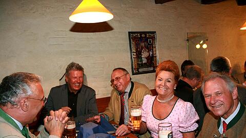 Auf&rsquo;s Museum: Innenminister Joachim Herrmann, Wiesn-Chef Dieter Reiter, Wirte-Sprecher Toni Roiderer, Gabriele Weishäupl und Hermann Memel stoßen an.