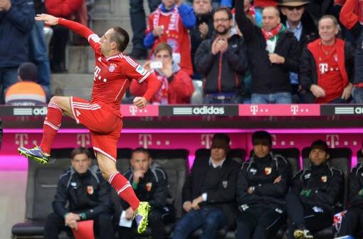09. November: Die Bayern knacken den "ewigen" Rekord des Hamburger SV. Seit dem 3. November 2012 ist der FC Bayern in der Liga ungeschlagen. Durch den 3:0-Erfolg über Augsburg schrauben sie ihre Serie auf 37 Spiele in Folge. Damit überbieten sie den "ewigen" Rekord des HSV (36 Spiele - 1982/1983). Mittlerweile haben die Bayen ihre Serie sogar noch ausgebaut! Aktueller Stand: 41 Spiele in Folge ohne Niederlage in der Bundesliga!
