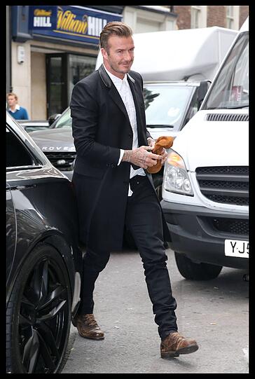 Victoria Beckham eröffnet ihre eigene Mode-Boutique in London. Mit dabei: ihre Eltern, Schwester und natürlich David Beckham.