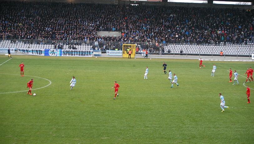 Mittlerweile rollte der Ball beim Amateurderby zwischen 1860 II und Bayern II.