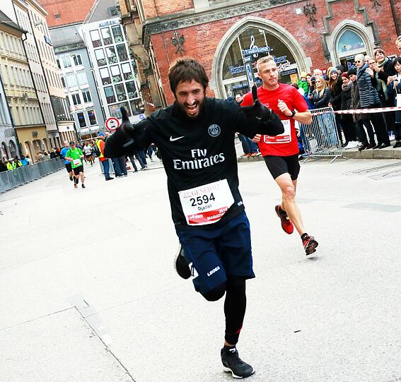 Sonnenschein und weiß-blauer Himmel: Beim München Marathon hatten die Teilnehmer perfekte Wetterbedingungen. Die Bilder zum Durchklicken.