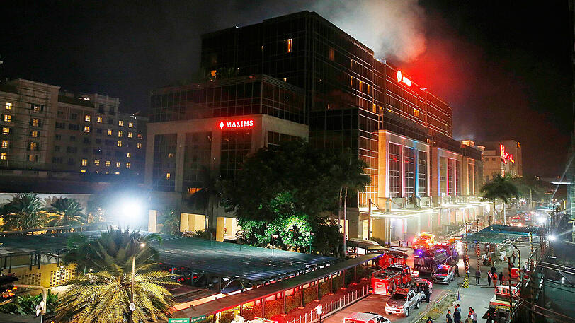 Rauch steigt in Manila (Philippinen) von dem Resorts World Manila auf.