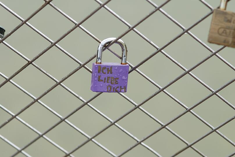 Bunte Liebesversprechen: die Schlösser am Geländer der Tierparkbrücke.